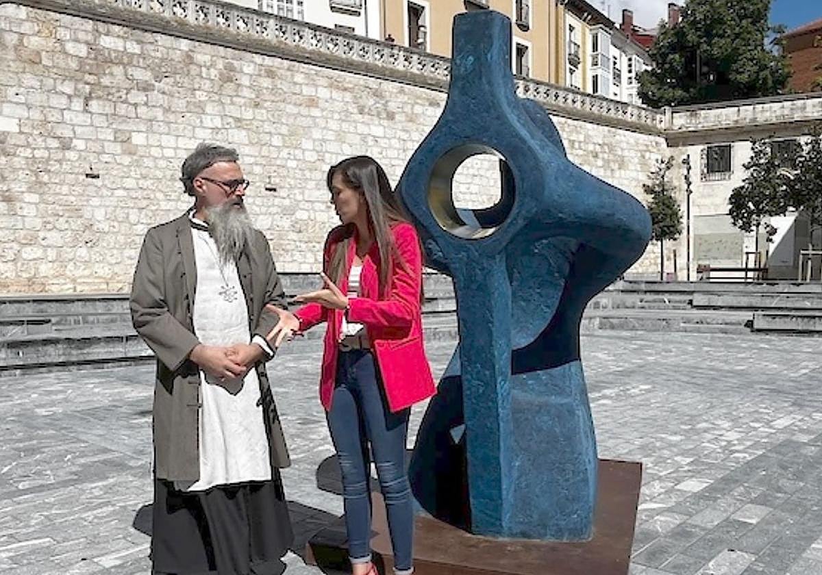 La responsable de Cultura, Andrea Ballesteros, con el artista Óscar Martín.