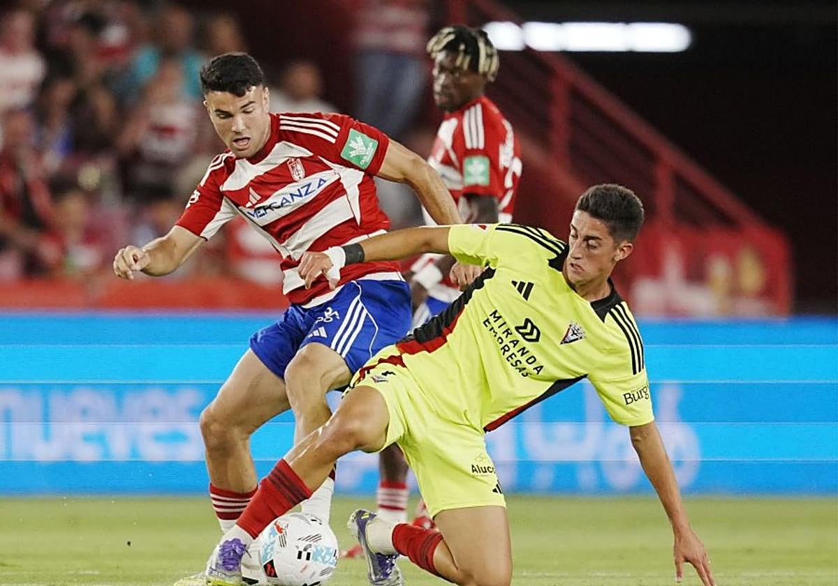 Momento del partido Granada CF - CD Mirandés.
