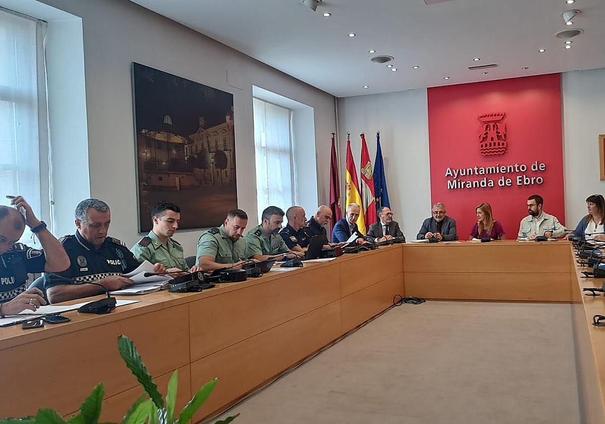 Presentación del operativo de seguridad con el subdelegado del Gobierno en Burgos, Pedro de la Fuente, y la alcaldesa de Miranda de Ebro, Aitana Hernando, junto con miembros de Policía Nacional y Guardia Civil.