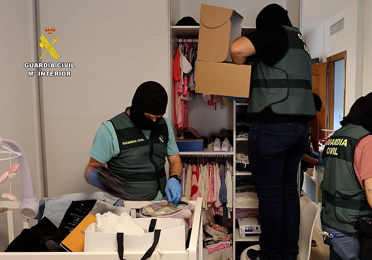 La Guardia Civil en uno de los registros practicados.