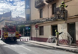 Los Bomberos de Aranda de Duero retirando y recolocando las luces que han caido.
