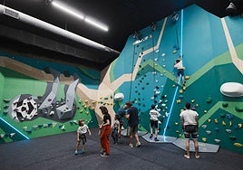 Niños practican escalada en el rocódromo Skala.