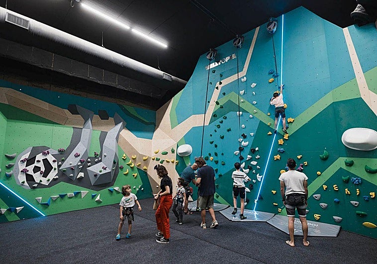 Niños practican escalada en el rocódromo Skala.