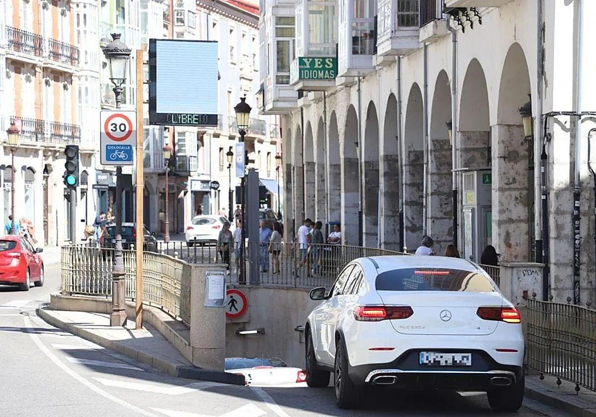 Acceso al parking de la Plaza Mayor de Burgos.
