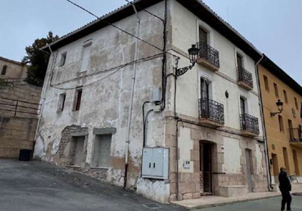 Imagen principal - Edificio que se reformará en Busto de Bureba, Burgos.
