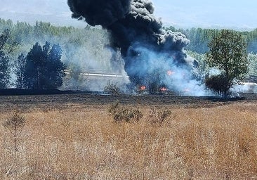El incendio de un camión accidentado hace saltar las alarmas en un pueblo de Burgos