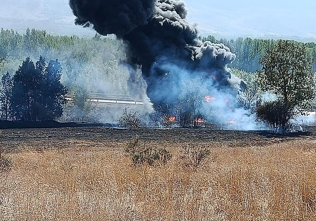 Intensa humareda generada por el incendio de un camión accidentado en Burgos.