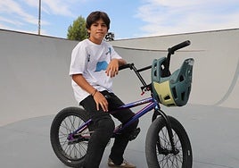Izan de la Fuente en su BMX en el skatepark de San Isidro, Burgos.