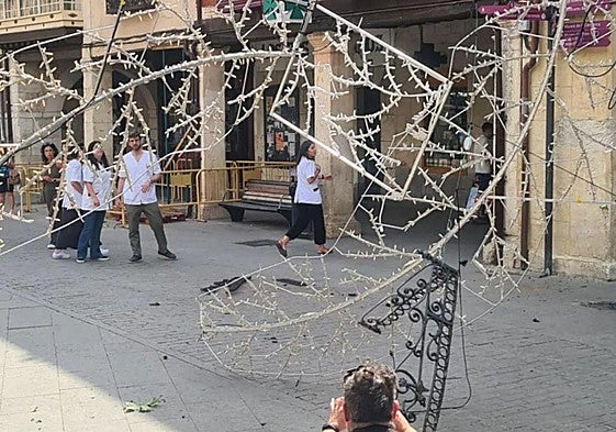 Luces caídas en la Plaza Mayor de Aranda de Duero.