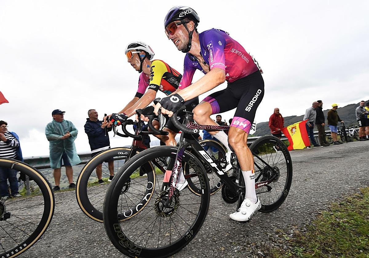 Mario Aparicio asciende la Collada de Brenes en el final de la etapa.