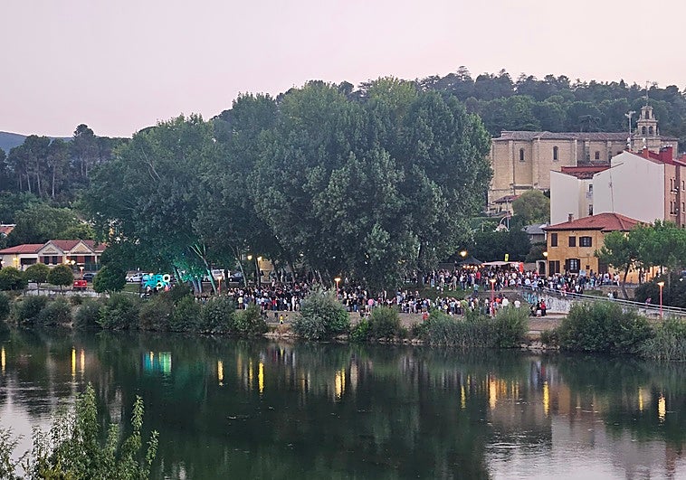 La actuación sorpresa congregó a centenares de personas