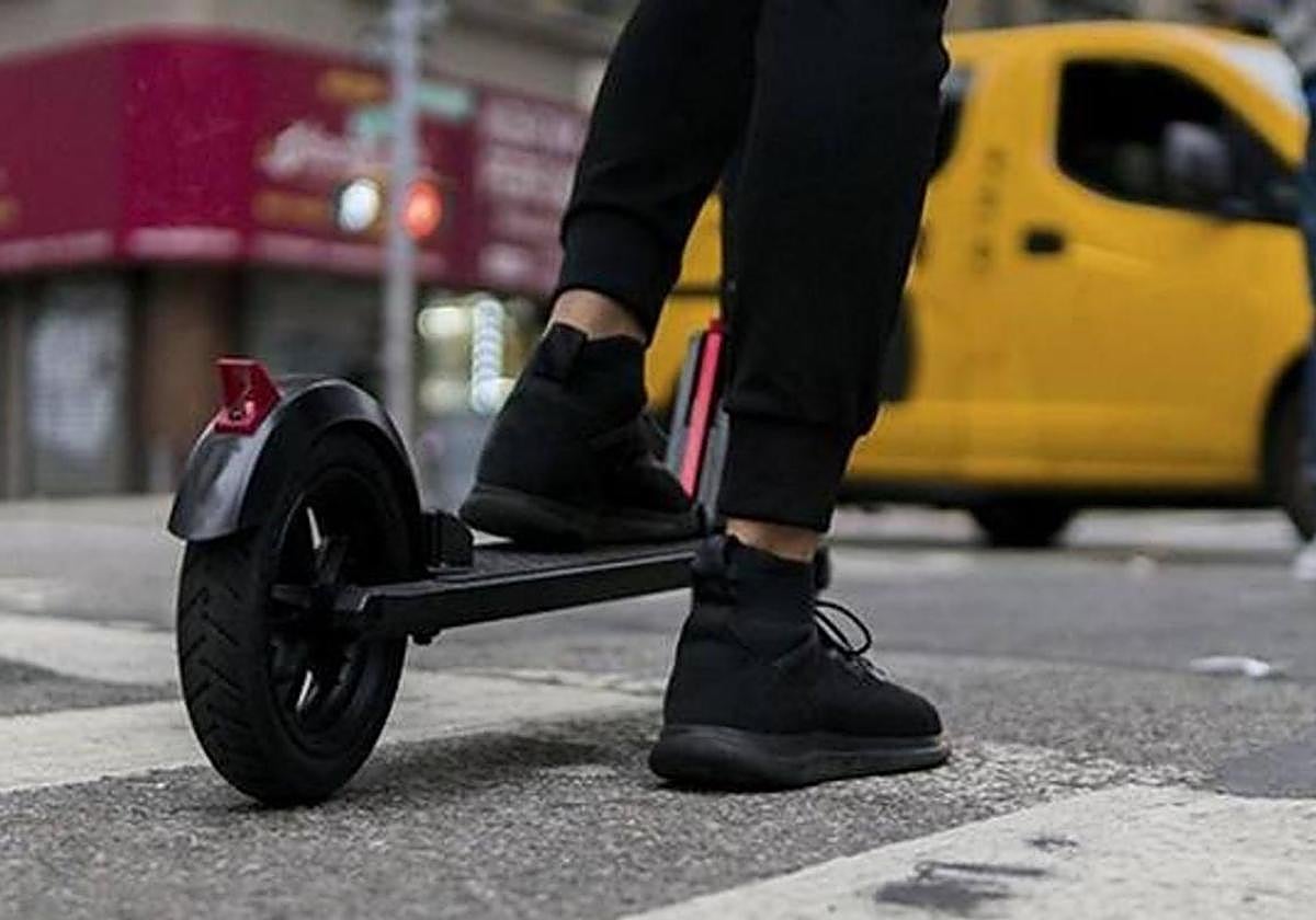 Imagen de archivo de un patinete circulando por la ciudad.