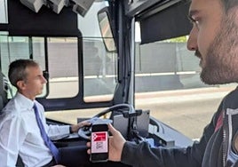 Usuario de la tarjeta Buscyl subiendo a un autobús.