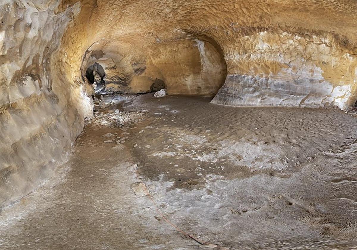 Imagen principal - Imagen abatida en 2D, a partir de originales en 360º tomadas en las Galerías de lasHuellas y en la Sala de las Pinturas de Ojo Guareña.