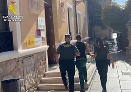 El presunto autor de un delito de tentativa de homicidio es conducido por la Guardia Civil de Lerma.