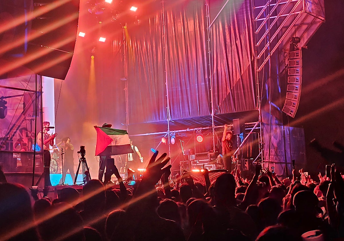 Imagen principal - Viva Suecia mostró una bandera palestina al final de su actuación