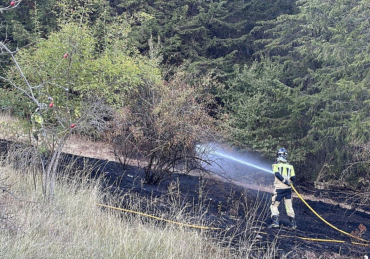 Un bombero trabaja en la extinción del último fuego ocurrido en la ladera del Castillo.