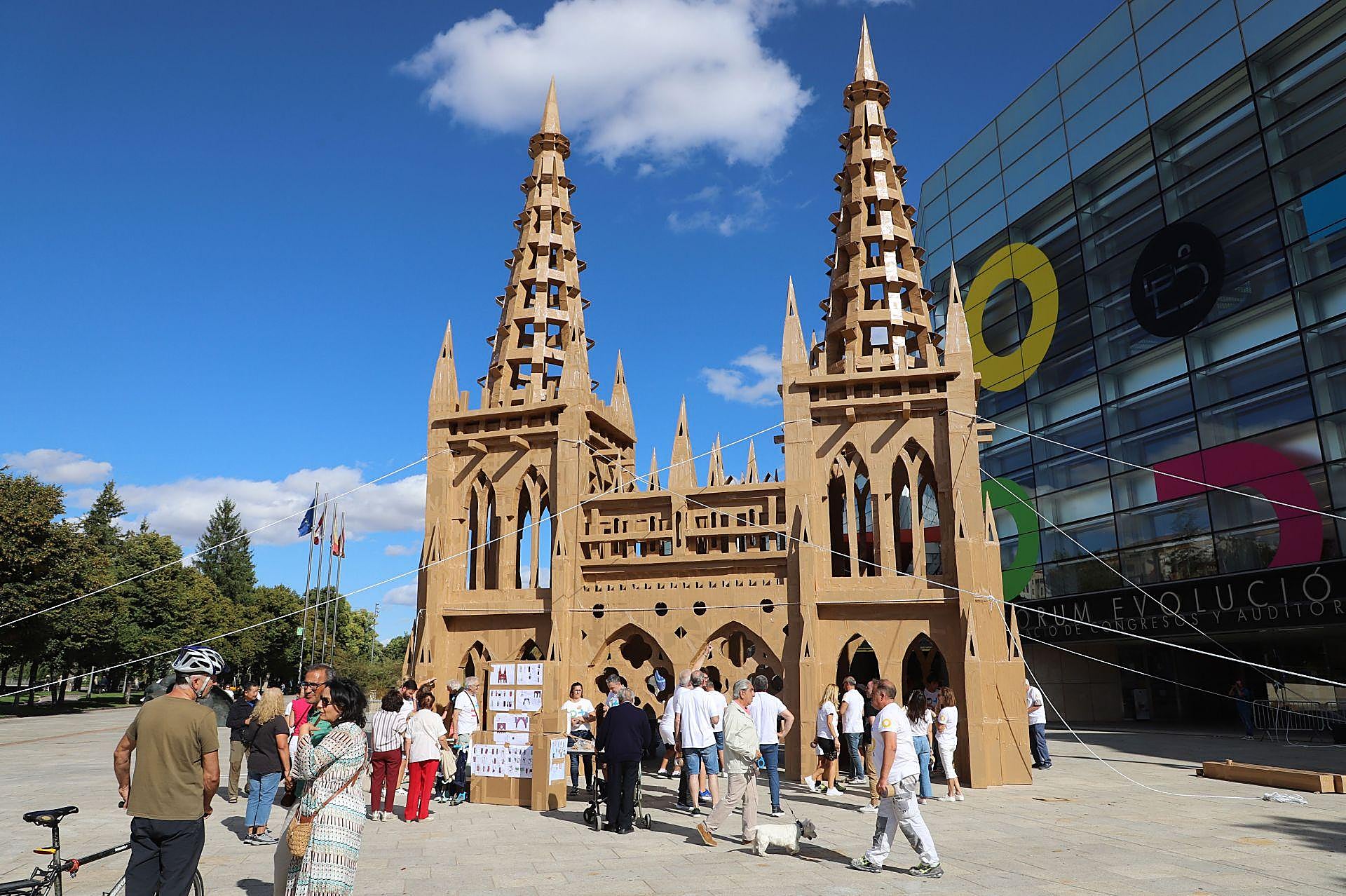 La instalación de la réplica de la Catedral de Burgos, en imágenes