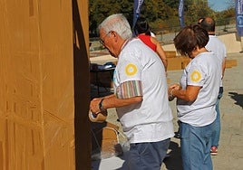 Casi un centenar de voluntarios participan en el montaje