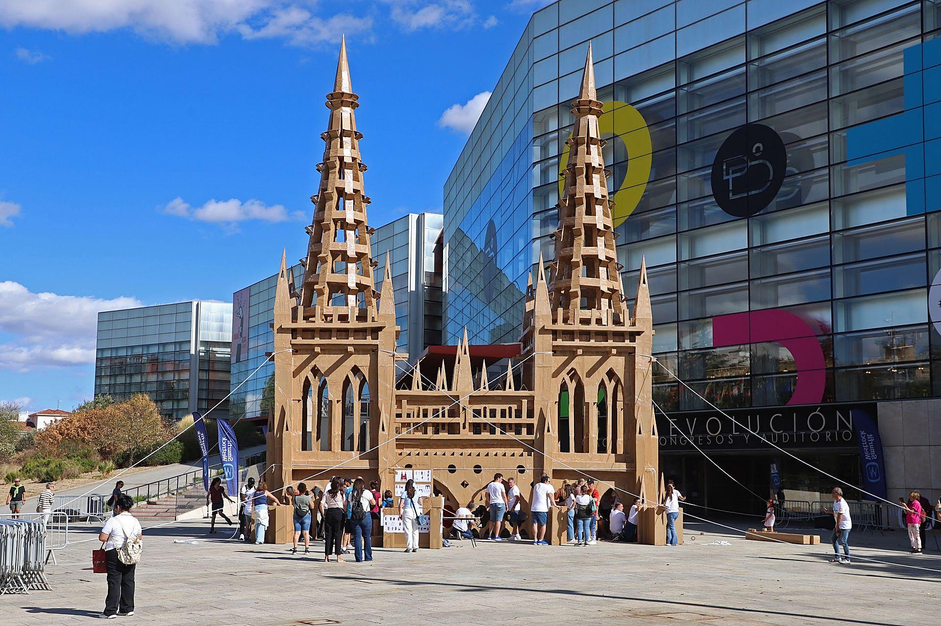 La instalación de la réplica de la Catedral de Burgos, en imágenes