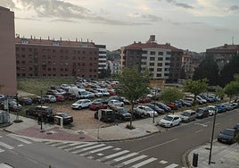 La parcela cuya titularidad se desconoce ocupada por decenas de coches.