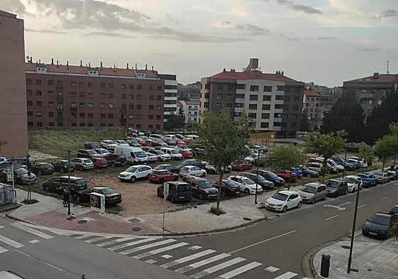 La parcela cuya titularidad se desconoce ocupada por decenas de coches.