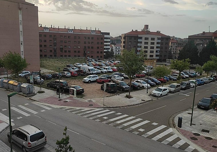 La parcela cuya titularidad se desconoce ocupada por decenas de coches.