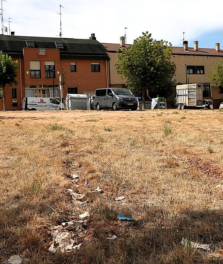 Imagen secundaria 2 - Parcela del barrio de El Crucero que causa molestias a los vecinos al ser usada de aparcamiento irregular.