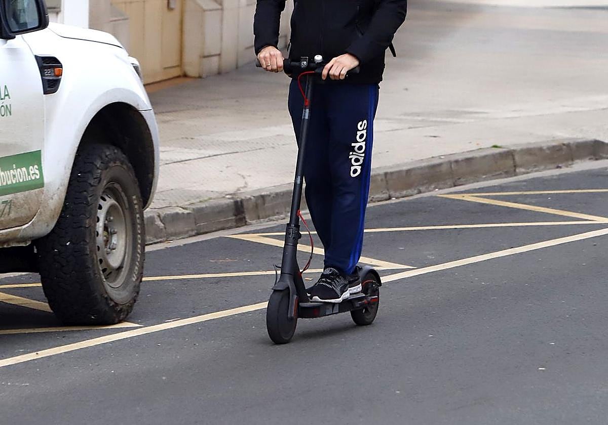 Imagen de archivo de un patinete circulando por una ciudad.