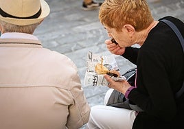 Visitantes disfrutando de un pincho durante la I I Feria de la Morcilla de Burgos