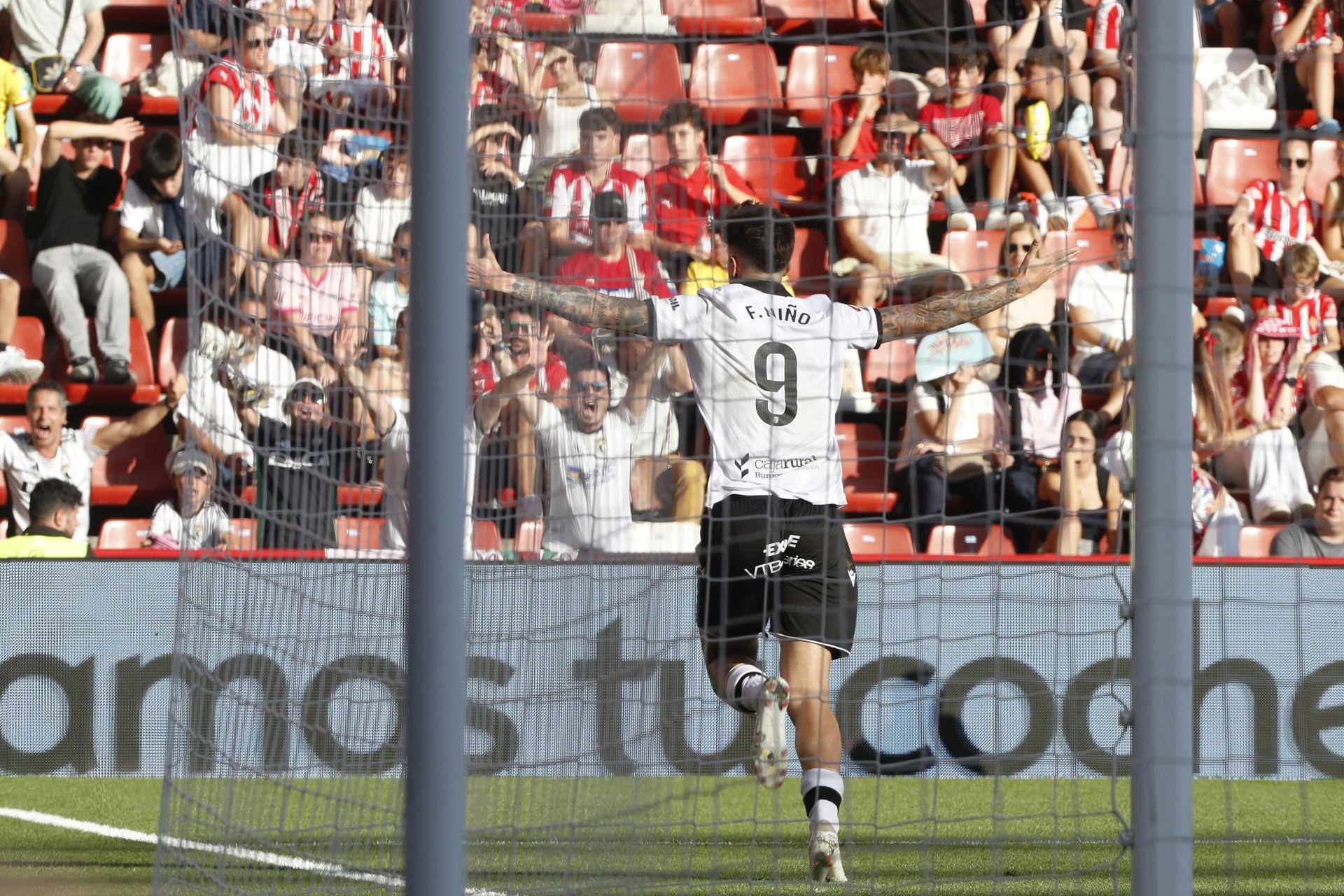 Todas las imágenes del partido entre el Sporting de Gijón y el Burgos CF