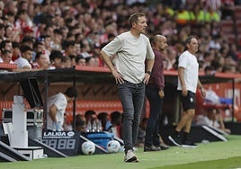Luis Miguel Ramis en El Molinón durante el encuentro disputado entre el Real Sporting de Gijón y el Bugos CF