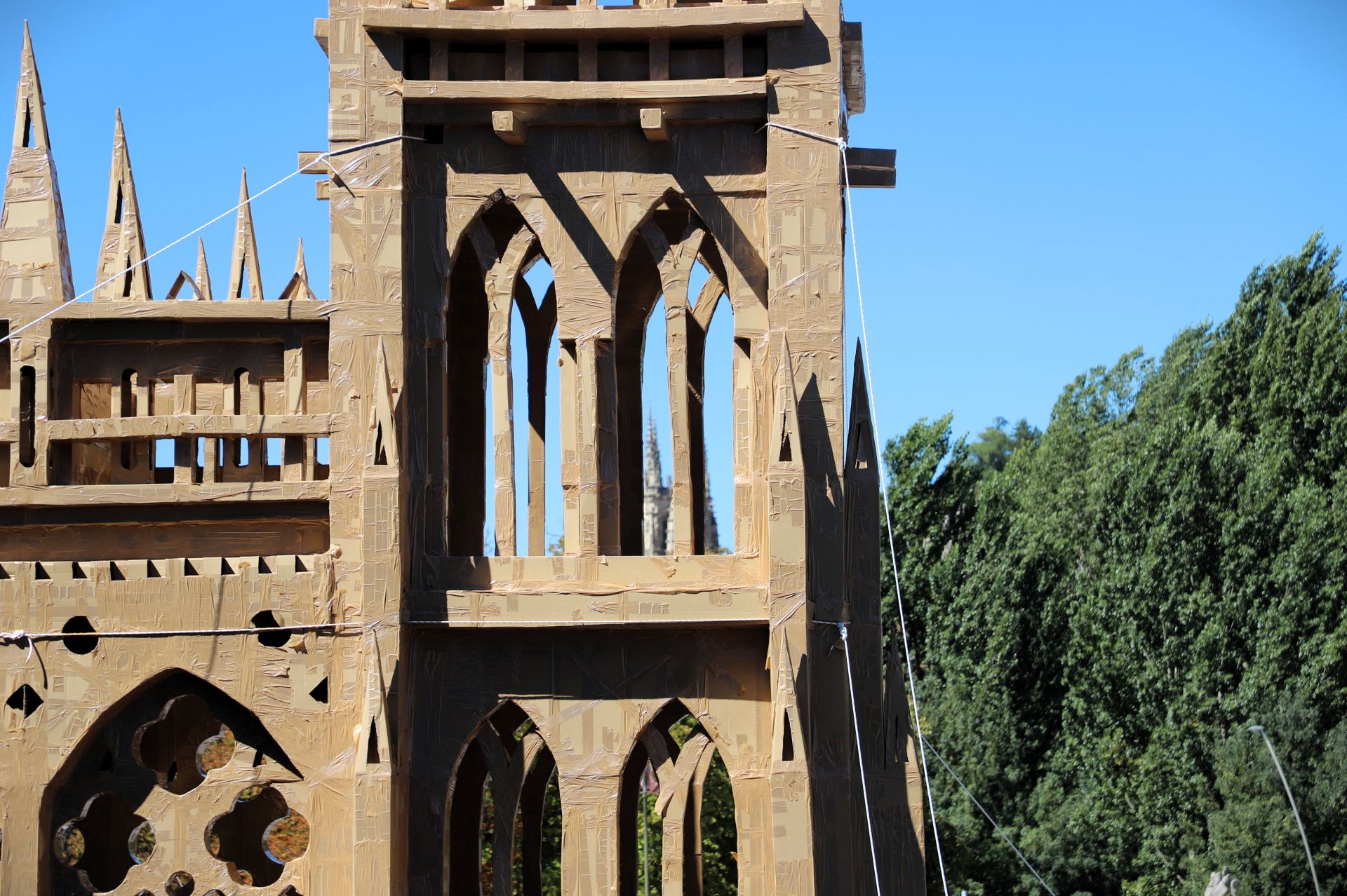 Así ha sido en imágenes la destrucción de la catedral efímera de Burgos