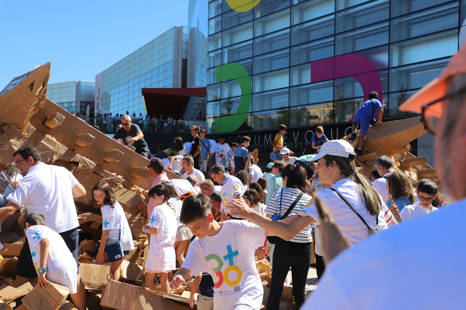 Así ha sido en imágenes la destrucción de la catedral efímera de Burgos