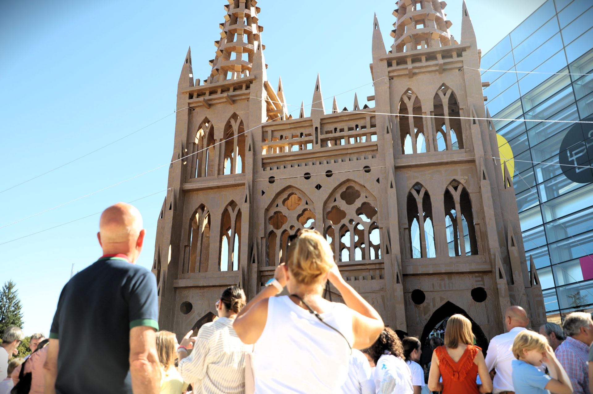 Así ha sido en imágenes la destrucción de la catedral efímera de Burgos