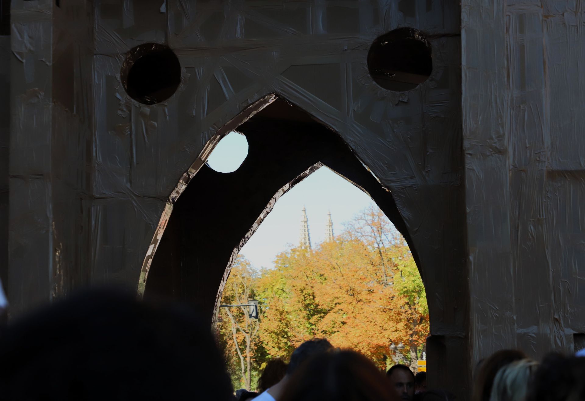 Así ha sido en imágenes la destrucción de la catedral efímera de Burgos