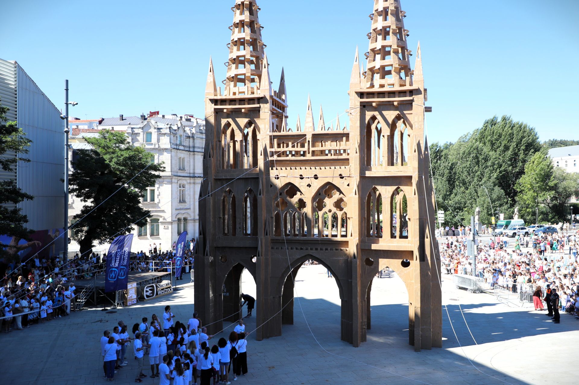 Así ha sido en imágenes la destrucción de la catedral efímera de Burgos