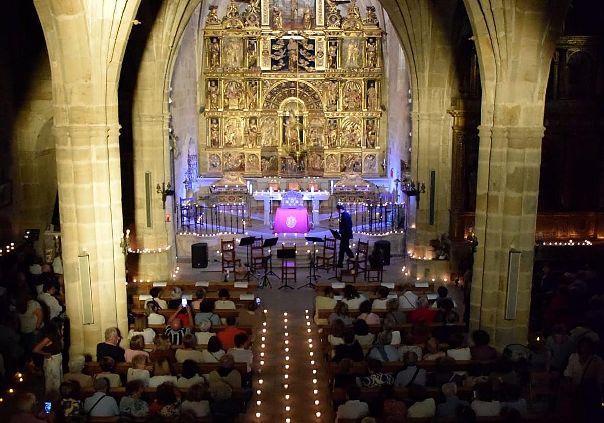 Imagen principal - El espectáculo representado en la iglesia de Salas. 
