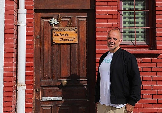 Óscar Caballero, educador social de Saltando Charcos, en la puerta de la asociación.