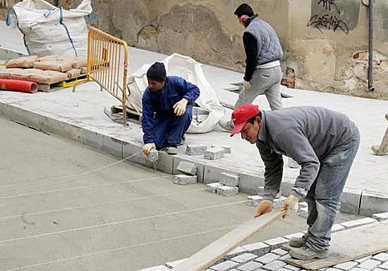 Un grupo de operarios trabaja en labores en una calzada.