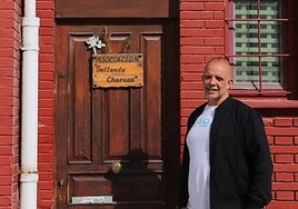 Óscar Caballero, educador social de Saltando Charcos, en la puerta de la asociación..
