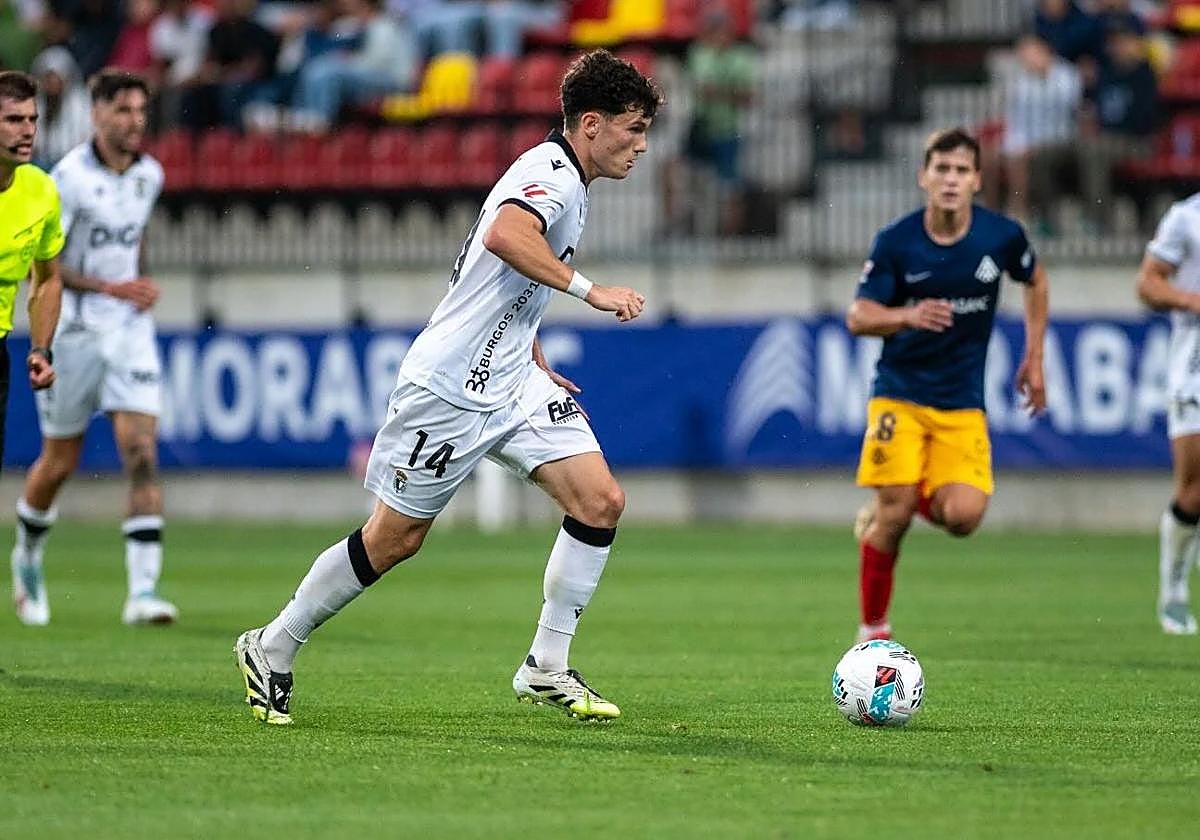 David conduce una pelota en el partido frente al FC Andorra.