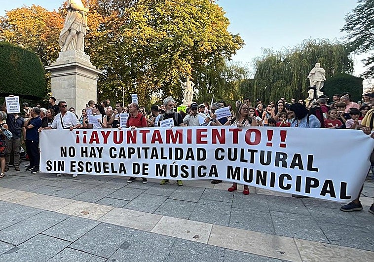 Centenares de personas se han dado cita en El Espolón.