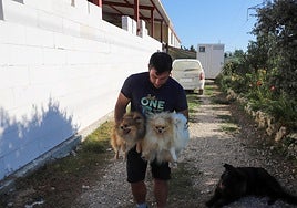 David Fuente Marín, dueño del centro canino «Las Damas», con tres de los cachorros de su centro.
