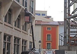 Montaje de las luces de Navidad en la calle Moneda, Burgos.