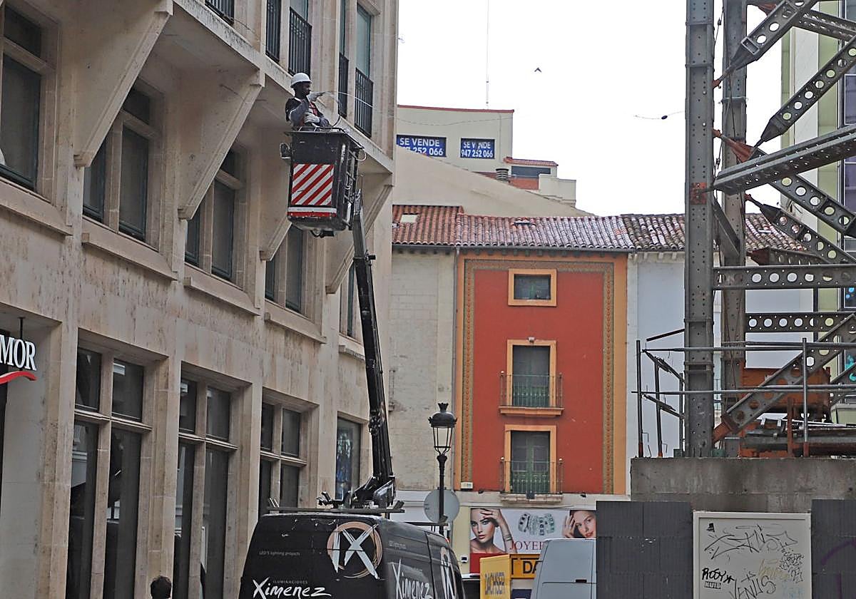 Montaje de las luces de Navidad en la calle Moneda, Burgos.