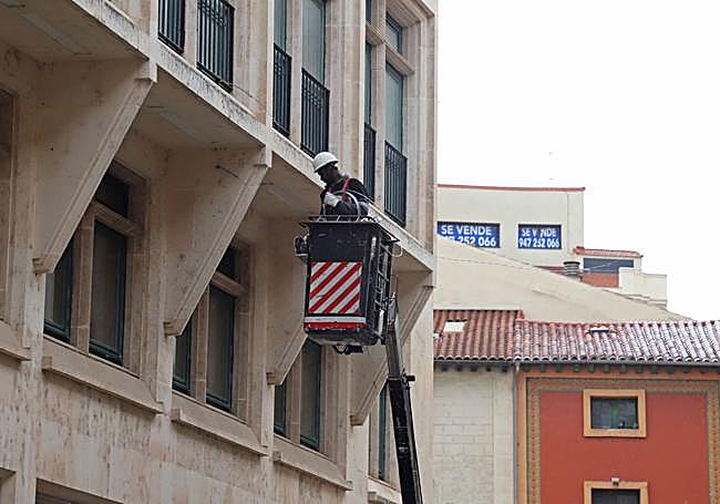 Montaje de las luces de Navidad en la calle Moneda, Burgos.