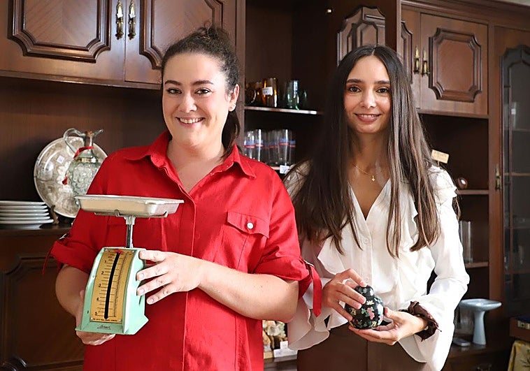 Claudia y Roxana en un mercado efímero en Burgos.