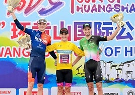 Daniel Cavia, con el maillot amarillo de la general.
