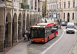 Un autobús urbano en la parada de Soportales de Antón.